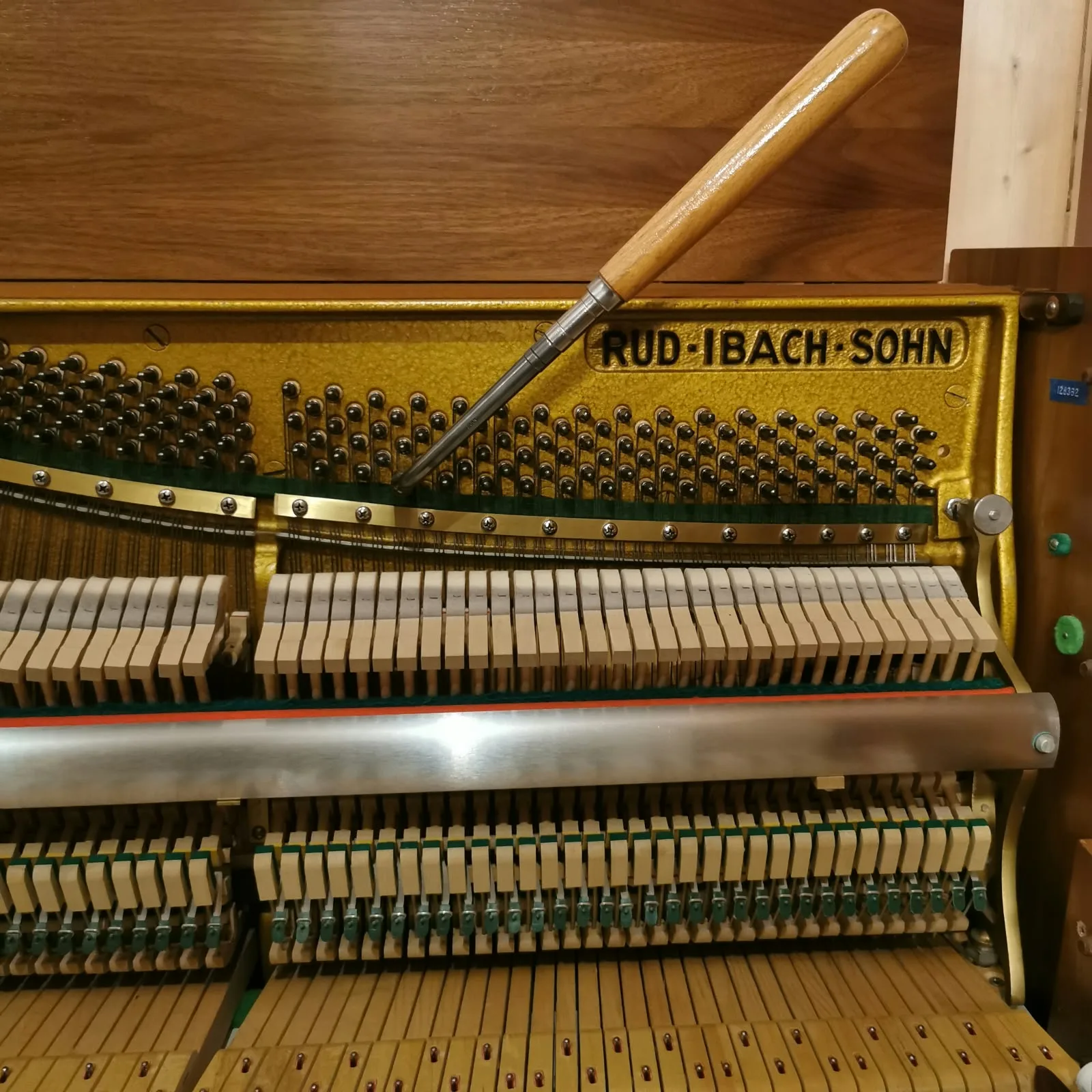 Stimmhammer im geöffneten Klavier von Rud. Ibach Sohn
