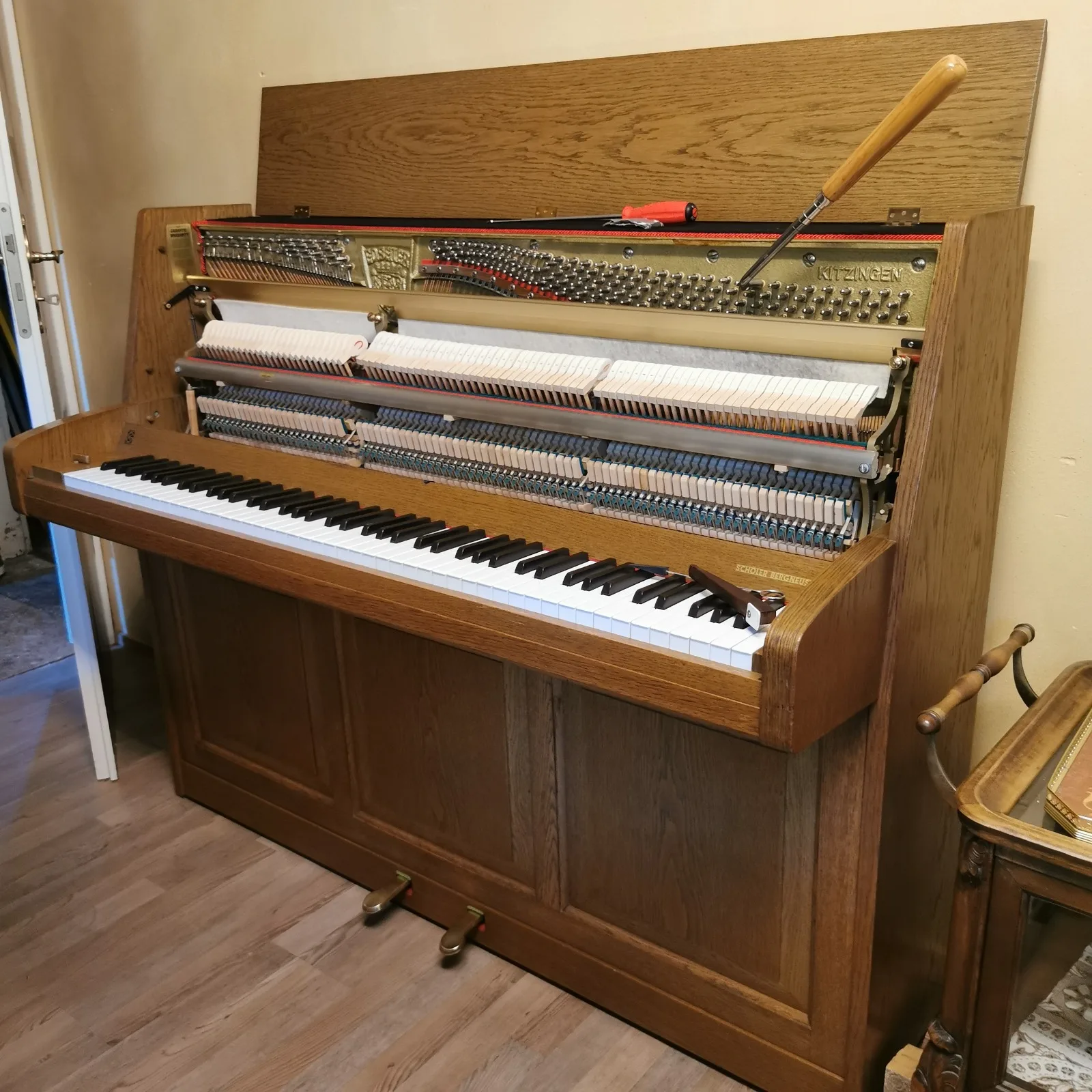 Geöffnetes Klavier mit angesetztem Stimmschlüssel
